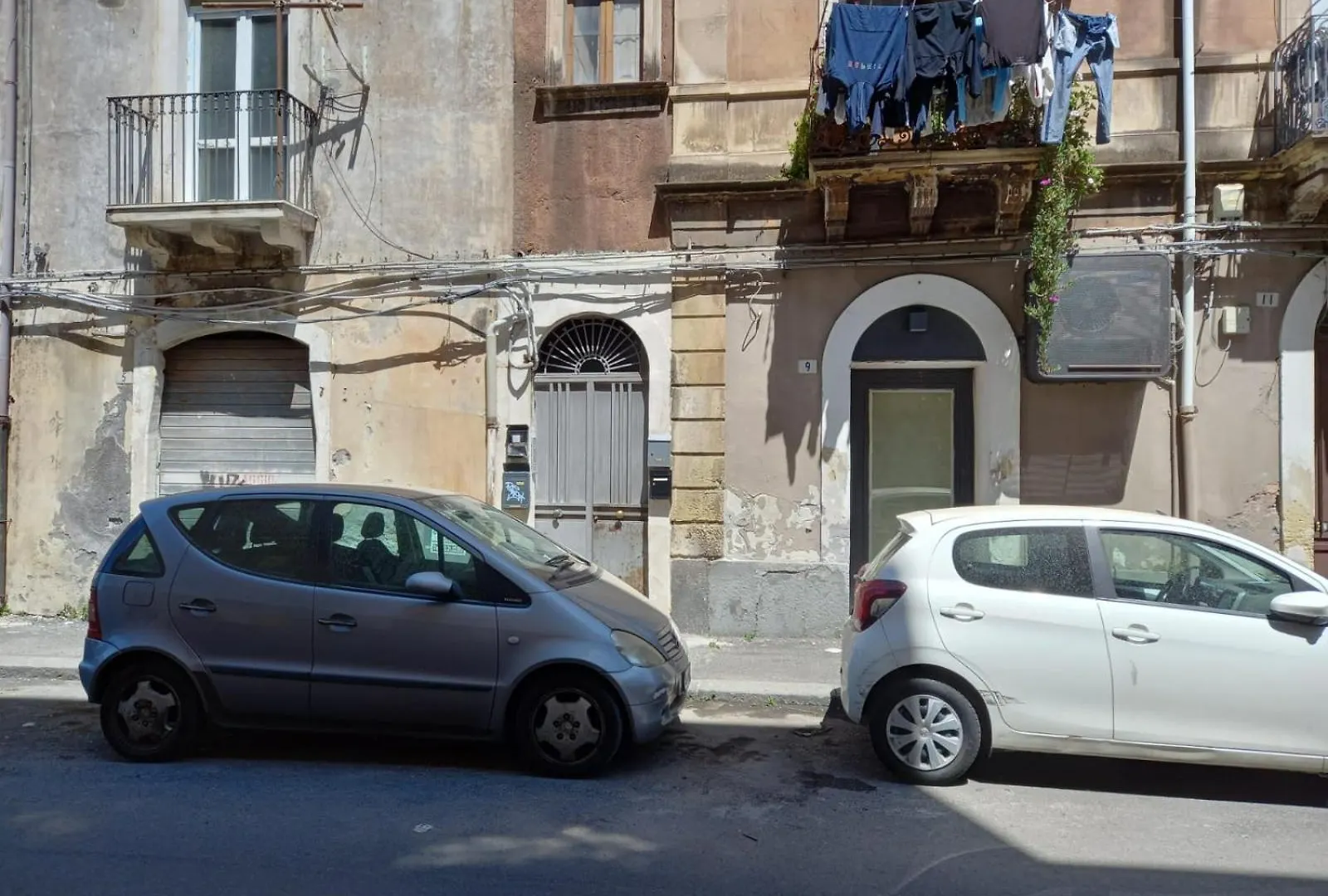 Room In Guest Room - Very Central Room Consisting Of 2 Very Comfortable Sofa Beds With En-Suite Bathroom Catania Italy