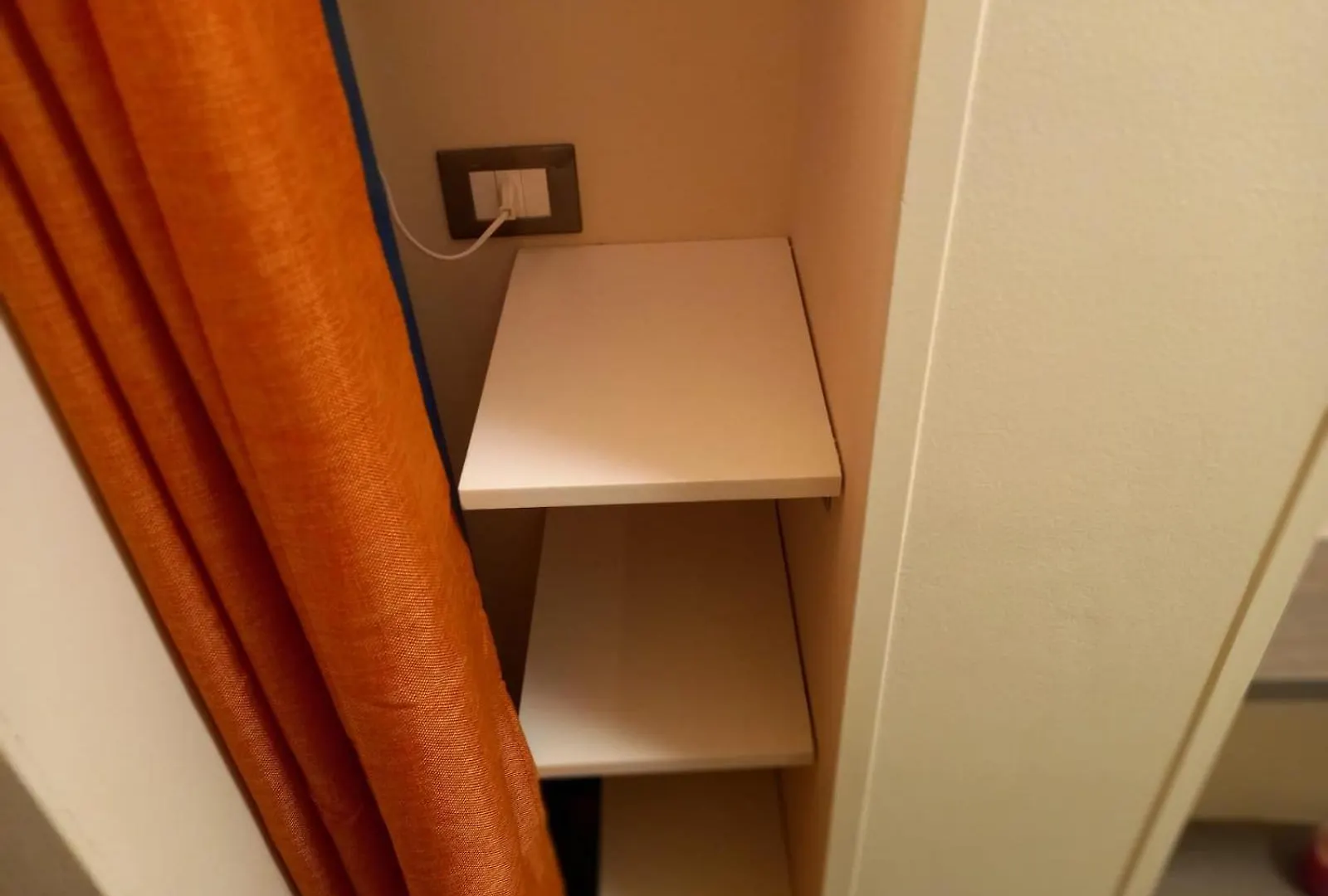Room In Guest Room - Very Central Room Consisting Of 2 Very Comfortable Sofa Beds With En-Suite Bathroom Catania